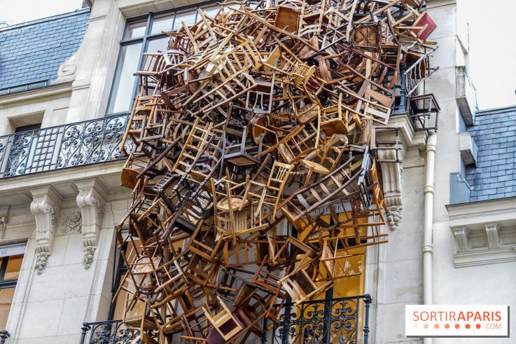 Paris : quel est cet empilement de chaises suspendu à un immeuble ?