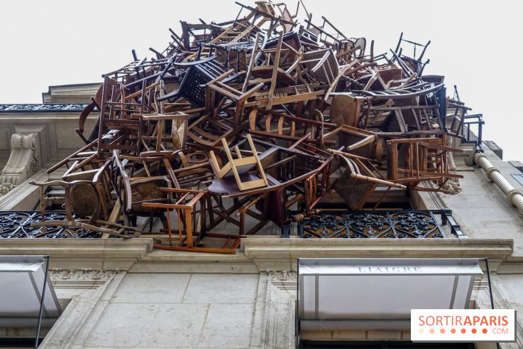 Paris : quel est cet empilement de chaises suspendu à un immeuble ?