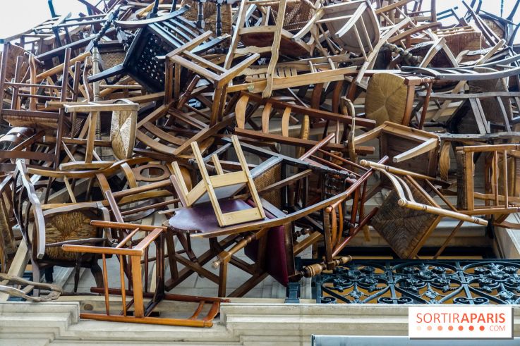 Paris : quel est cet empilement de chaises suspendu à un immeuble ?