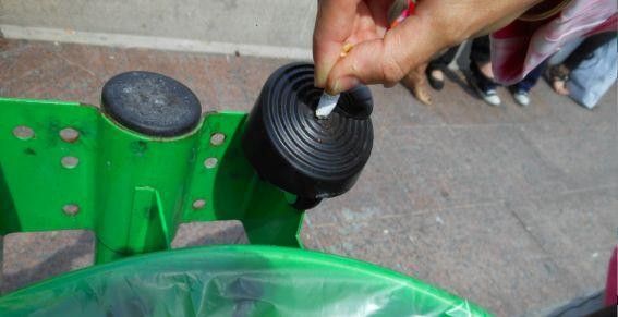 les poubelles parisiennes equipées d'éteignoirs à cigarette