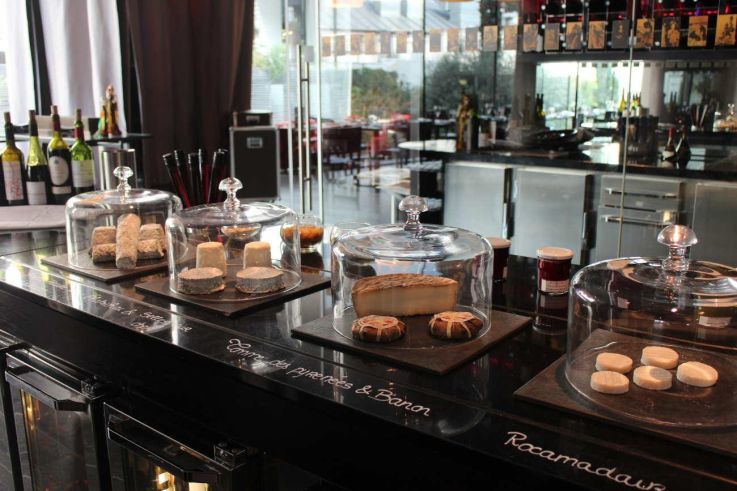 Accords confits de fleurs et chèvre au Renaissance Paris Arc de Triomphe