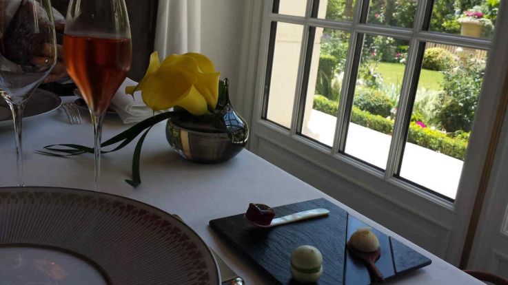 L'Abeille, restaurant du Shangri-La ouvre pour le déjeuner