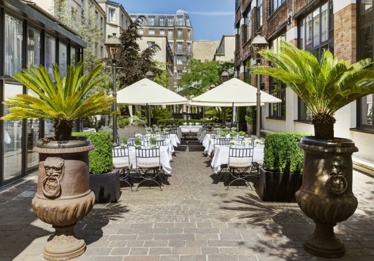 Faire du yoga dans la Cour intérieure de l'hôtel Les Jardins du Marais