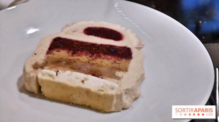 Fleurs d'hiver, la Bûche de Noël 2024 raffinée inspirée du Mont-Blanc par Léandre Vivier au Burgundy