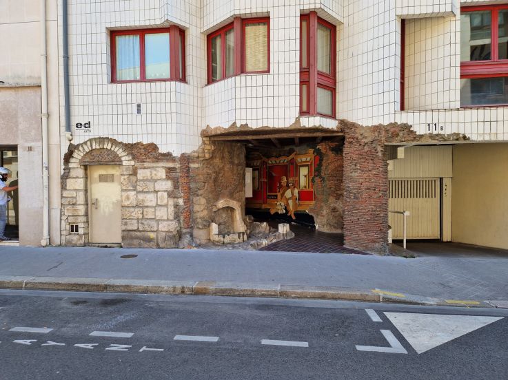 Insolite : Dans le 5e arrondissement, ces faux vestiges romains attisent la curiosité des passants