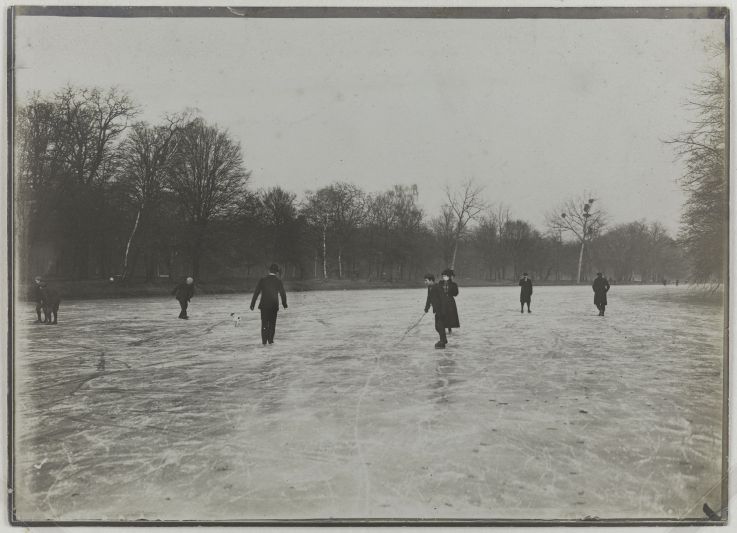 Hiver à Paris : Quand les Parisiens faisaient du patin à glace sur les lacs gelés du Bois de Boulogne