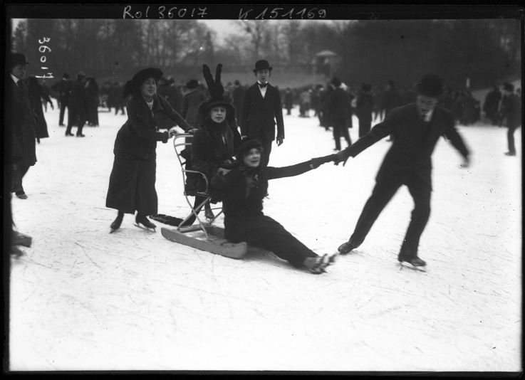 Hiver à Paris : Quand les Parisiens faisaient du patin à glace sur les lacs gelés du Bois de Boulogne