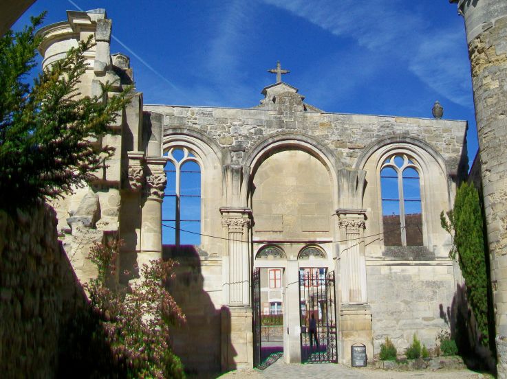 En région parisienne, cette église millénaire se distingue par beau portail de style Renaissance
