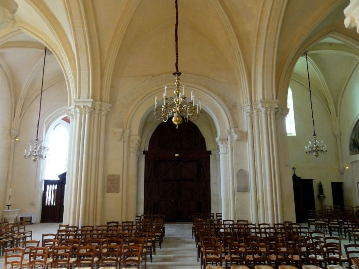 En région parisienne, cette église millénaire se distingue par beau portail de style Renaissance