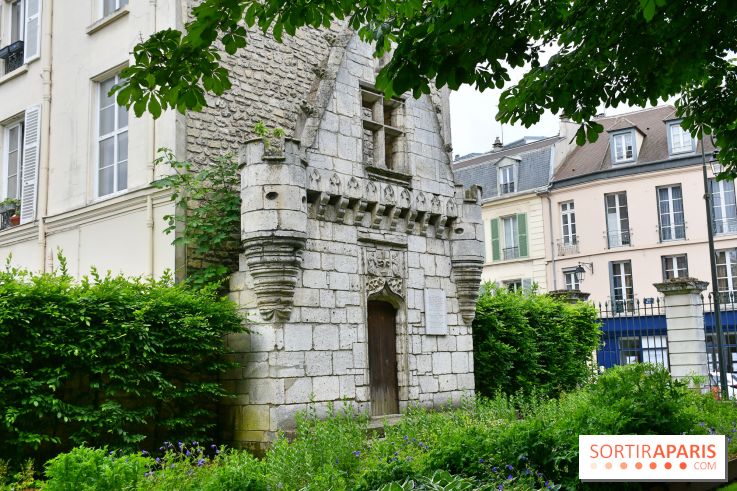 D'où vient cette intrigante façade de la renaissance plantée dans un jardin municipal ?