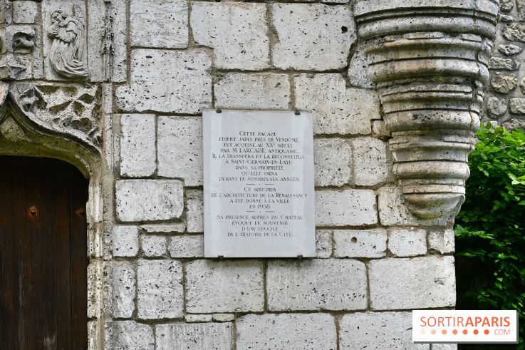 D'où vient cette intrigante façade de la renaissance plantée dans un jardin municipal ?