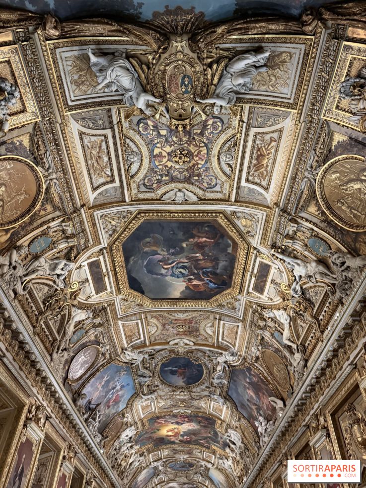 Musée du Louvre : Pourquoi la galerie d'Apollon est-elle considérée comme l'ancêtre de la galerie des Glaces de Versailles ?