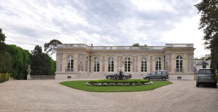 Ce sublime palais rose situé en région parisienne était la demeure d'une marquise excentrique