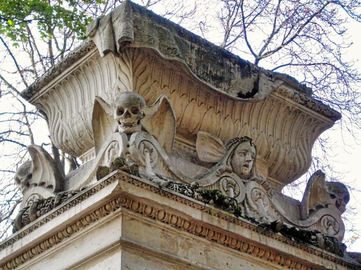 Avez vous déjà remarqué cette tombe ornée de crânes aux oreilles de chauve-souris ?
