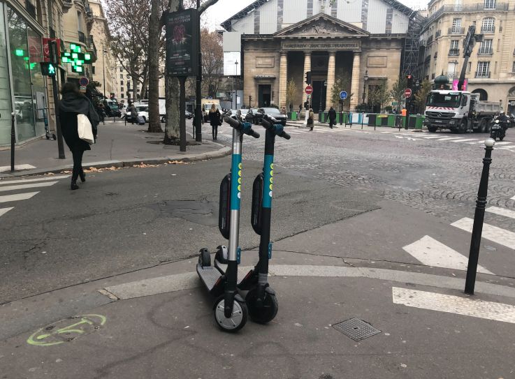 Paris : des parkings pour trottinettes