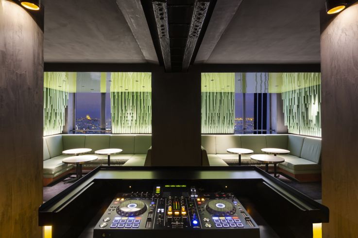 Le Skybar, le plus haut bar à ciel ouvert de Paris : rooftop à la vue imprenable sur la Tour Eiffel