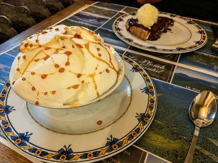 Restaurant Le Plomb du Cantal : l'institution auvergnate où aligot et truffade sont à l'honneur