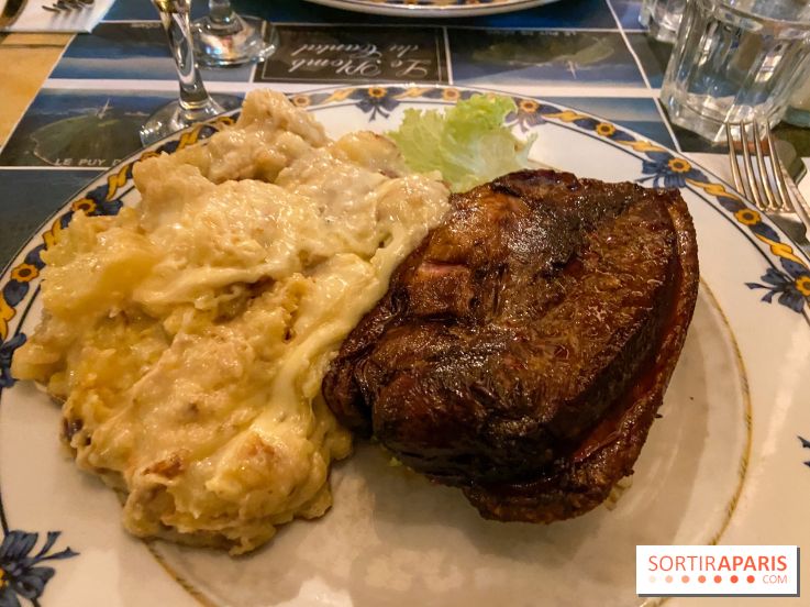 Restaurant Le Plomb du Cantal : l'institution auvergnate où aligot et truffade sont à l'honneur