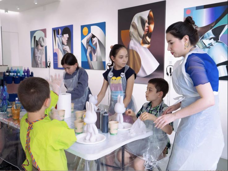 Ateliers de Paint Pouring à la galerie Goldshteyn-Saatort, à deux pas du Louvre - notre test