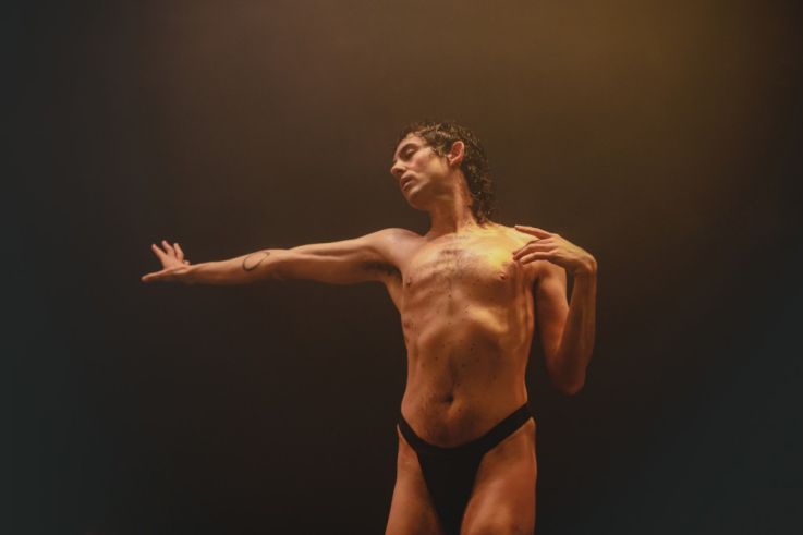 Analphabet : le pièce queer et poétique d’Alberto Cortés au Théâtre de la Bastille