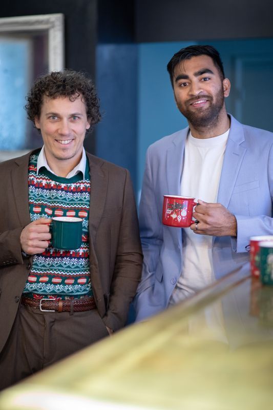 Joyeuses Fêtes : le théâtre immersif façon fête d'entreprise qui dérape au Griffon à Paris