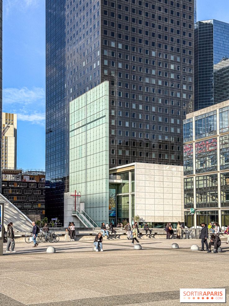 Cette église moderne cachée au milieu des gratte-ciel surprend par son architecture