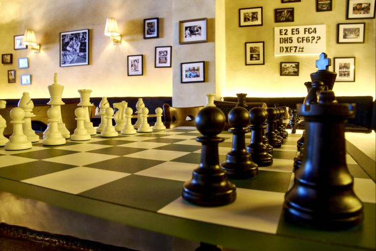 Ce bar caché à Paris vous propose de jouer aux échecs jusqu’à 2h du matin