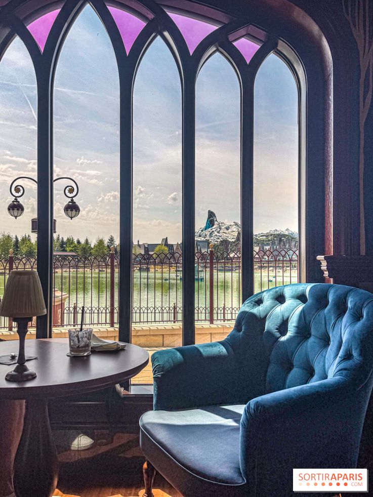 The Regal View Lounge à Disneyland Paris : le bar royal avec vue sur Adventure Bay, notre avis