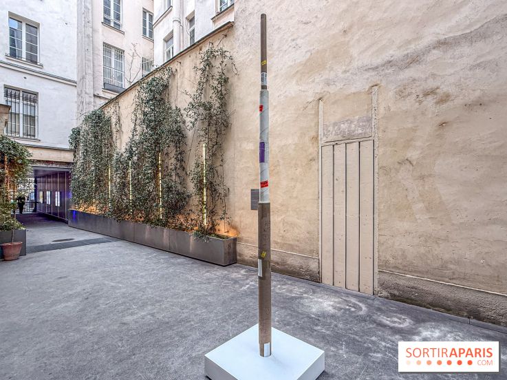 Mungo Thomson — Monument : des emballages en bronze et un film de bougies à Lafayette Anticipations