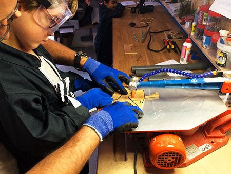 Atelier familial : création de sapin de Noël en palettes chez les Inventeurs