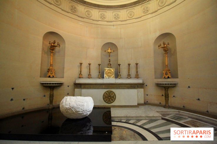Un monde de plis à la chapelle Expiatoire