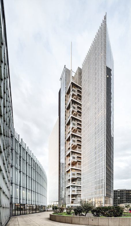 Insolite : Gravir les marches de la Tour Trinity à La Défense en VTT, le défi d'Aurélien Fontenoy