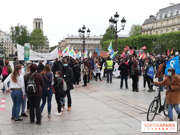 Manifestation des agents parisiens contre l'augmentation du temps de travail devant l'Hôtel de Ville