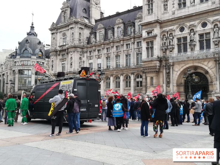 Manifestation des agents parisiens contre l'augmentation du temps de travail devant l'Hôtel de Ville