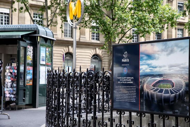 Le PSG célèbre ses 50 ans avec une exposition photo sur les grilles de l'Hôtel de Ville à Paris