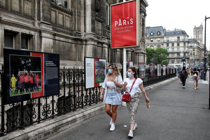 Le PSG célèbre ses 50 ans avec une exposition photo sur les grilles de l'Hôtel de Ville à Paris