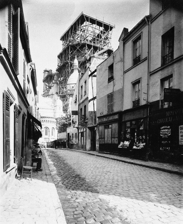 La construction de la basilique du Sacré-Cœur de Montmartre, vue prise de la rue du Chevalier-de-la-Barre, Eugène Atget