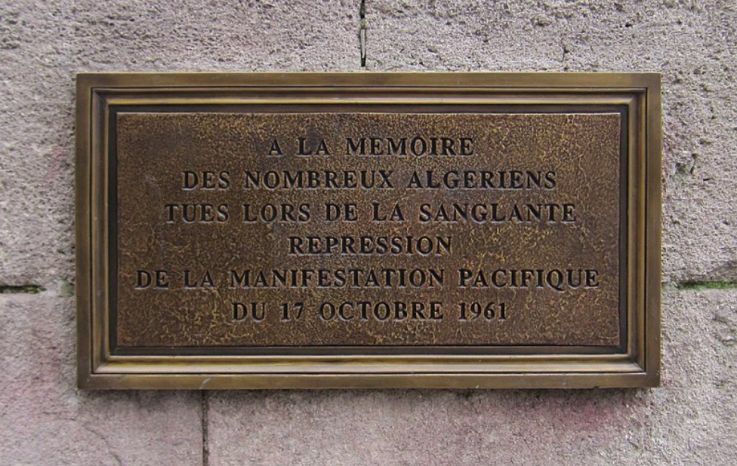 Plaque à la mémoire des Algériens tués lors de la sanglante répression du 17 octobre 1961, apposée 40 ans plus tard quai Marché-Neuf, dans l’île de la Cité et à proximité du pont Saint-Michel