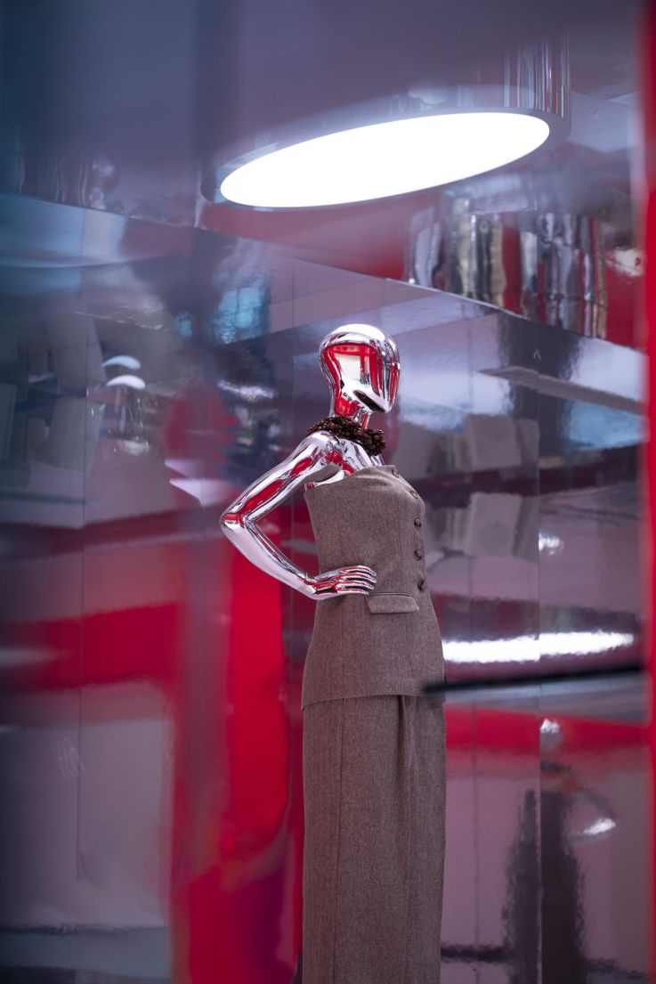 Pop up immersif H&M : collections capsule et mode de seconde-main dans un décor futuriste à Paris