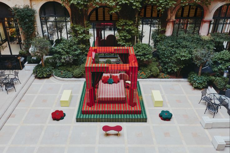 Plaza Athénée : une installation design XXL gratuite signée Uchronia exposée dans la cour du palace