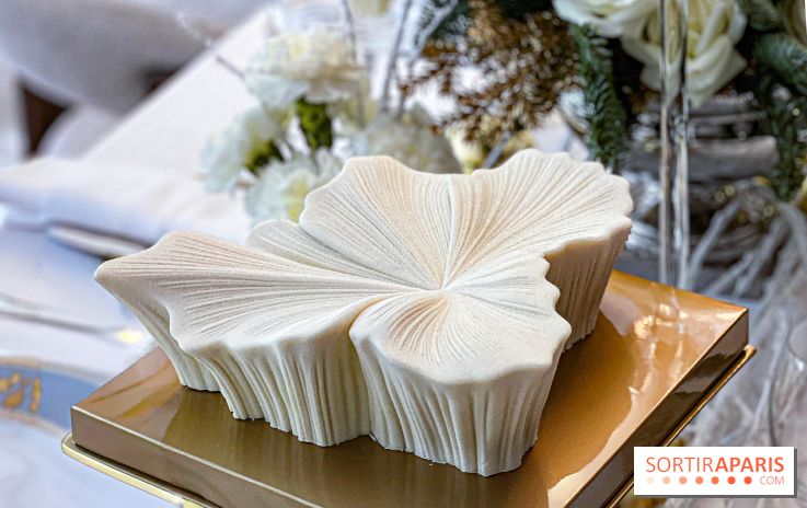 Bûche de Noël Fleur de Vanille du Shangri-La Paris 2025 par Timothy Lan, une création haute couture