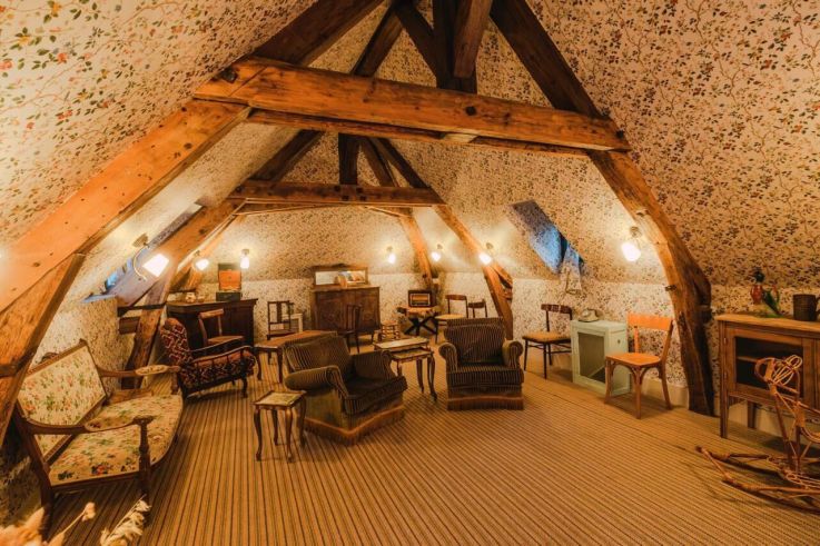 Ora Farmhouse : un karaoké au cœur d'un décor de boudoir bucolique, dans le grenier du restaurant