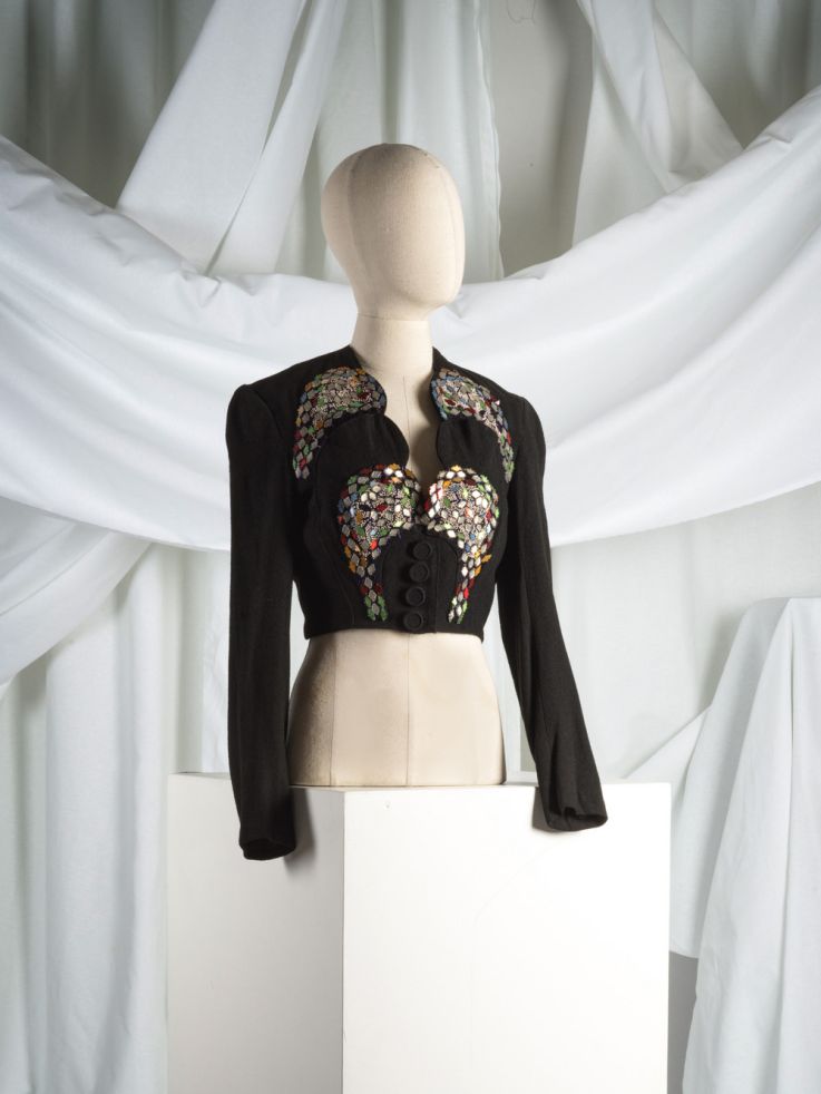 Cette exposition haute couture investit les salons de ce sublime bâtiment haussmannien du 8e à Paris