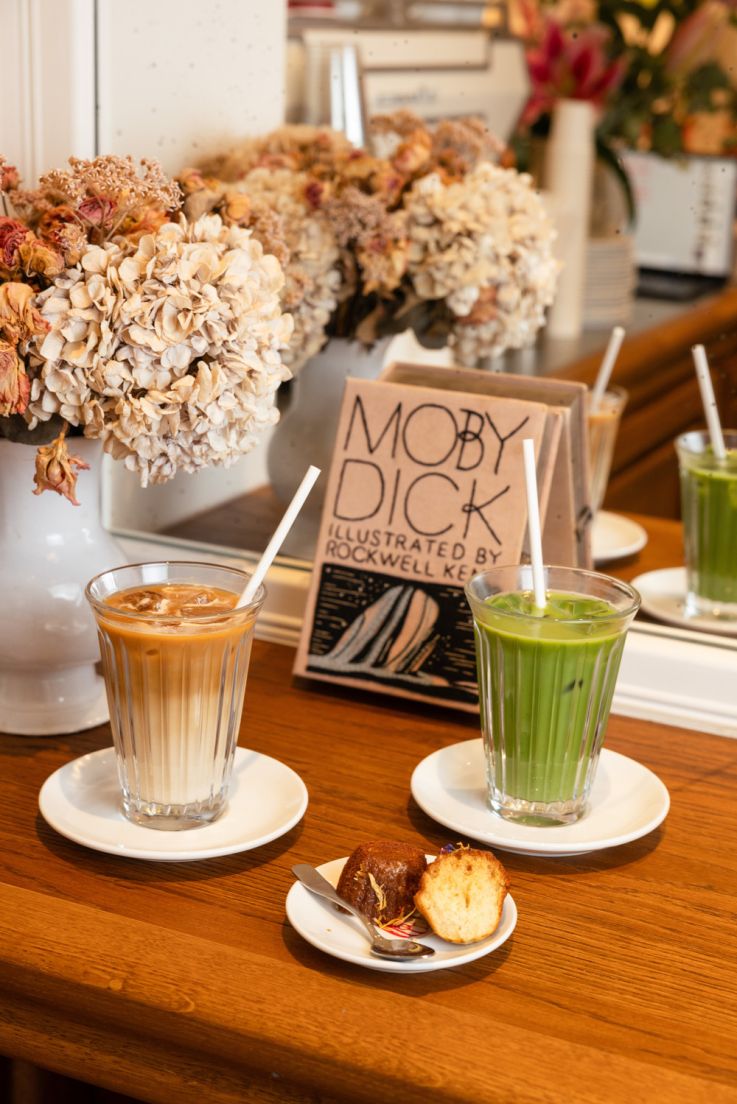 Le Café en Rouje : l’adresse café-mode gourmande nichée dans la boutique de Jeanne Damas à Paris