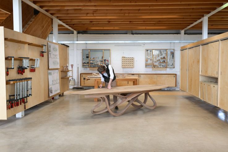 Du mobilier tout en courbes investit l’Hôtel de Sully pour la Paris Design Week 2026