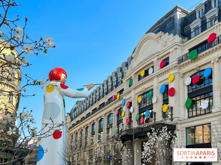 La gigantesque Yayoi Kusama devant le siège de Louis Vuitton, face à la Samaritaine