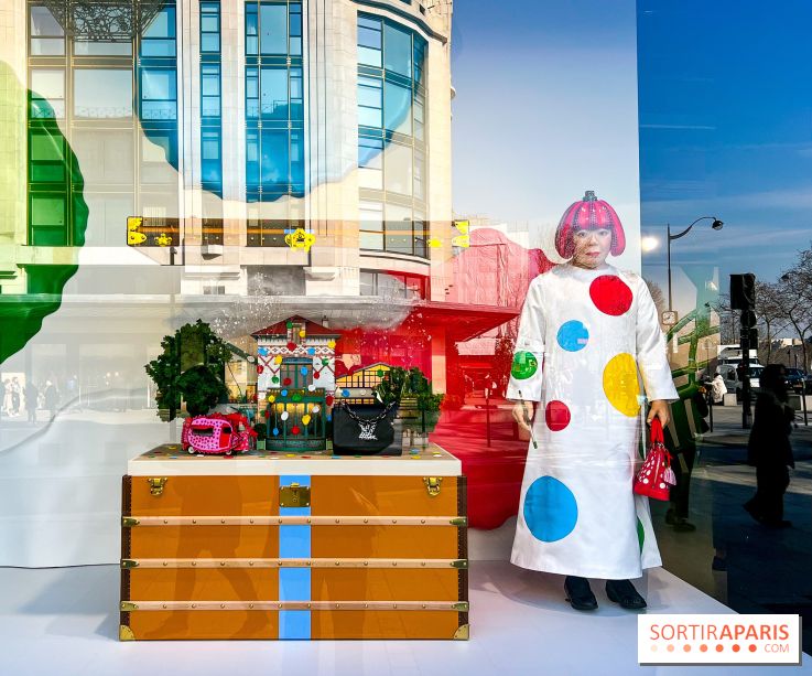 La gigantesque Yayoi Kusama devant le siège de Louis Vuitton, face à la Samaritaine