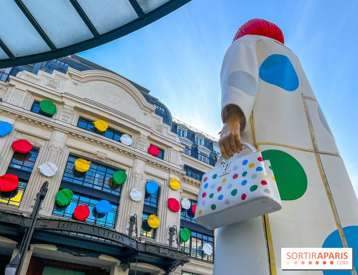 La gigantesque Yayoi Kusama devant le siège de Louis Vuitton, face à la Samaritaine