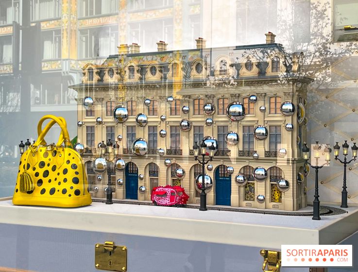La gigantesque Yayoi Kusama devant le siège de Louis Vuitton, face à la Samaritaine