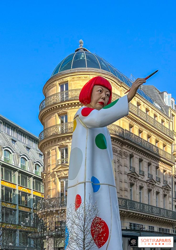 La gigantesque Yayoi Kusama devant le siège de Louis Vuitton, face à la Samaritaine